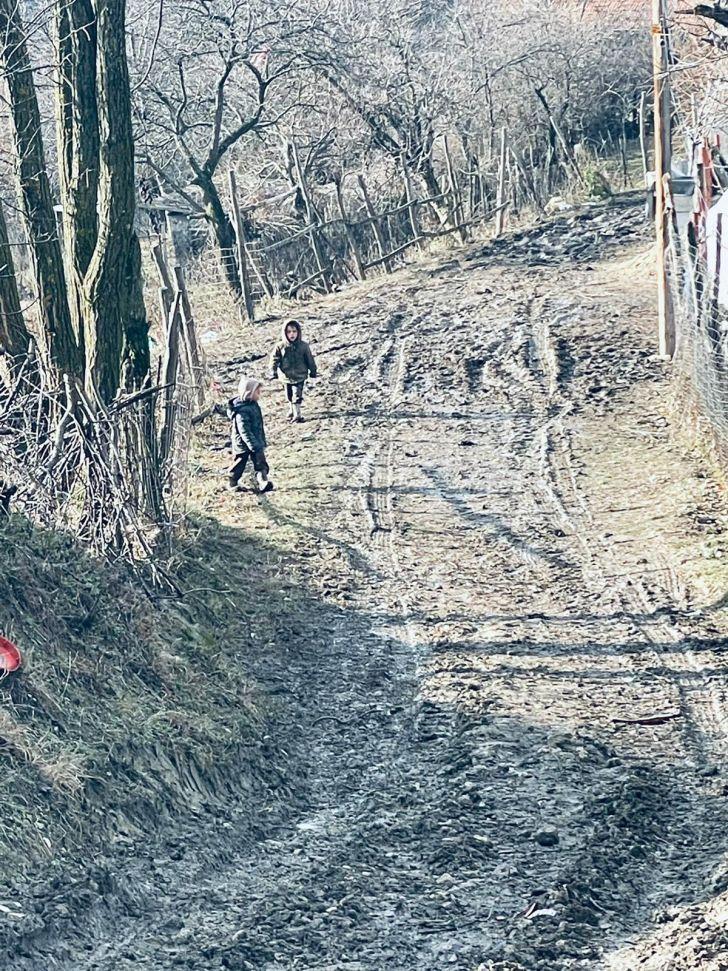 FOTO Cinci copii de la Tătaru l-au descoperit pe Moș Crăciun cu ajutorul ACoR Prahova