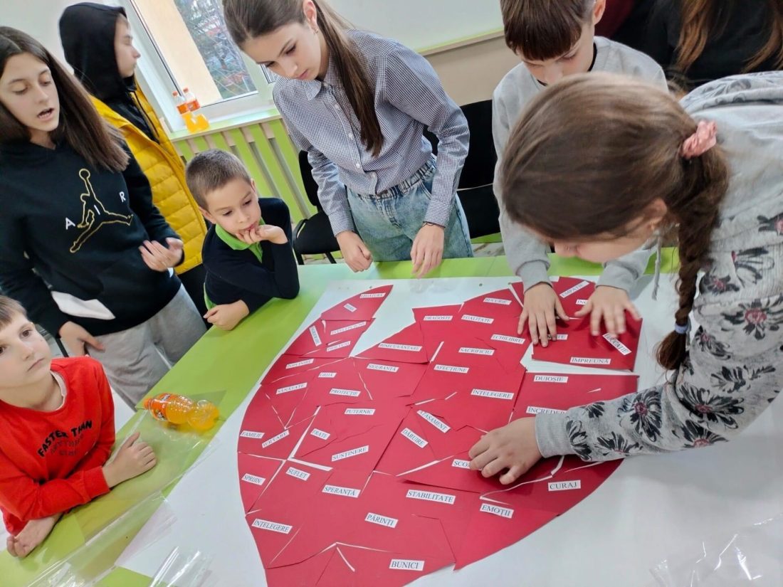 “Dă fapta bună mai departe!”, un proiect pentru susținerea copiilor afectați de migrația părinților în străinătate, implementat de ACoR Prahova, Școala Măgurele și EduFit
